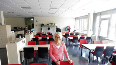Direktorin Ursula Hebel-Zipper steht im noch leeren Lehrerzimmer der KSS. Ab Montag wird hier wieder Betrieb sein. © Holger Pegelow